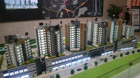 서울에서 평당 2000만원 이하의 신축 분양 아파트가 나왔다. 미아동 3-111번지 일대 주택재건축 사업을 통해 짓는 꿈의숲 한신더휴는 3.3㎡당 1999만원에 분양가가 책정됐다. 사진은 꿈의숲 한신더휴 단지 모형도. <이상현 기자>